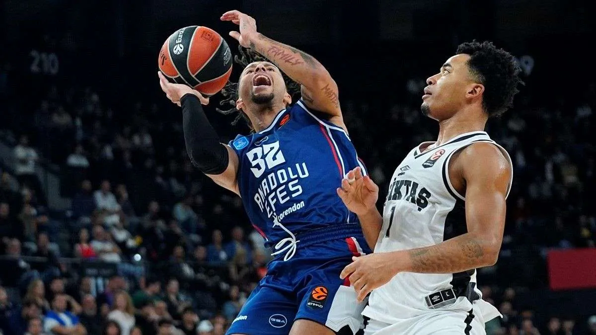 Anadolu Efes oyuncuları kutlama yaparken maçtan bir an