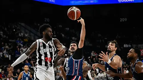 Anadolu Efes ve Beşiktaş oyuncuları saha kenarında ısınırken