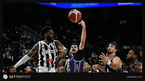 Anadolu Efes ve Beşiktaş oyuncuları saha kenarında ısınırken