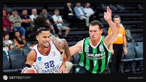 Anadolu Efes oyuncuları maç sırasında pota altı mücadelede