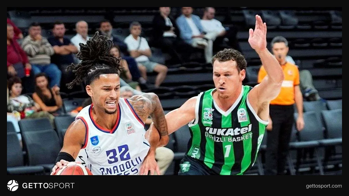 Anadolu Efes oyuncuları maç sırasında pota altı mücadelede