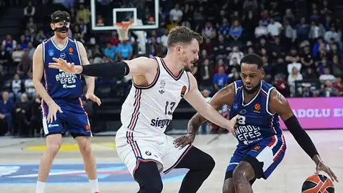 Anadolu Efes ve Bayern Münih oyuncuları Turkcell BGM'de maç sırasında