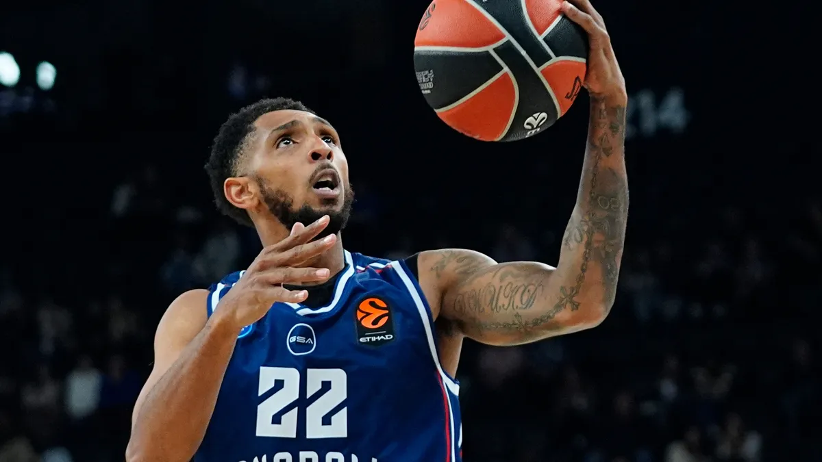 Anadolu Efes oyuncuları maç öncesi ısınırken Arena Botevgrad dış görünümü