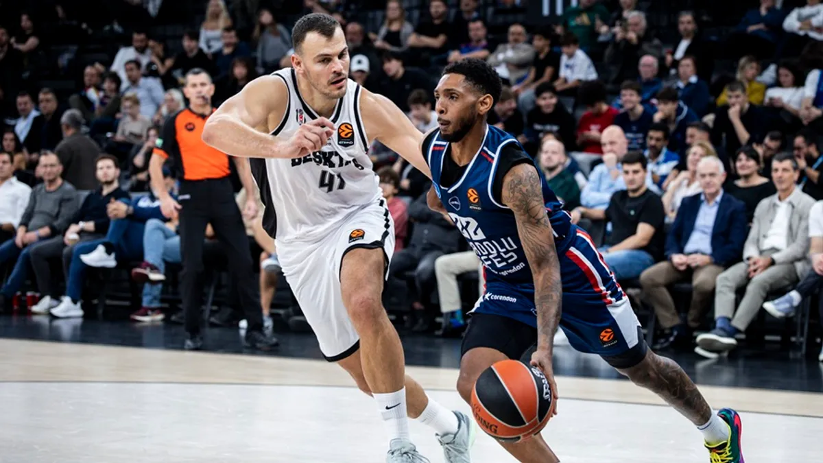 Anadolu Efes oyunçuları İstanbul derbisində sevinir