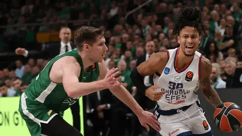Anadolu Efes və Beşiktaş oyunlarından aksiyalar, top ilə oyunçular