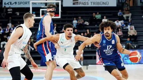 Anadolu Efes oyuncularının Turkcell Basketbol Gelişim Merkezi'nde maç anı