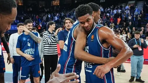 Anadolu Efes oyuncuları maç öncesi ısınmada, arka planda Sunela Arena