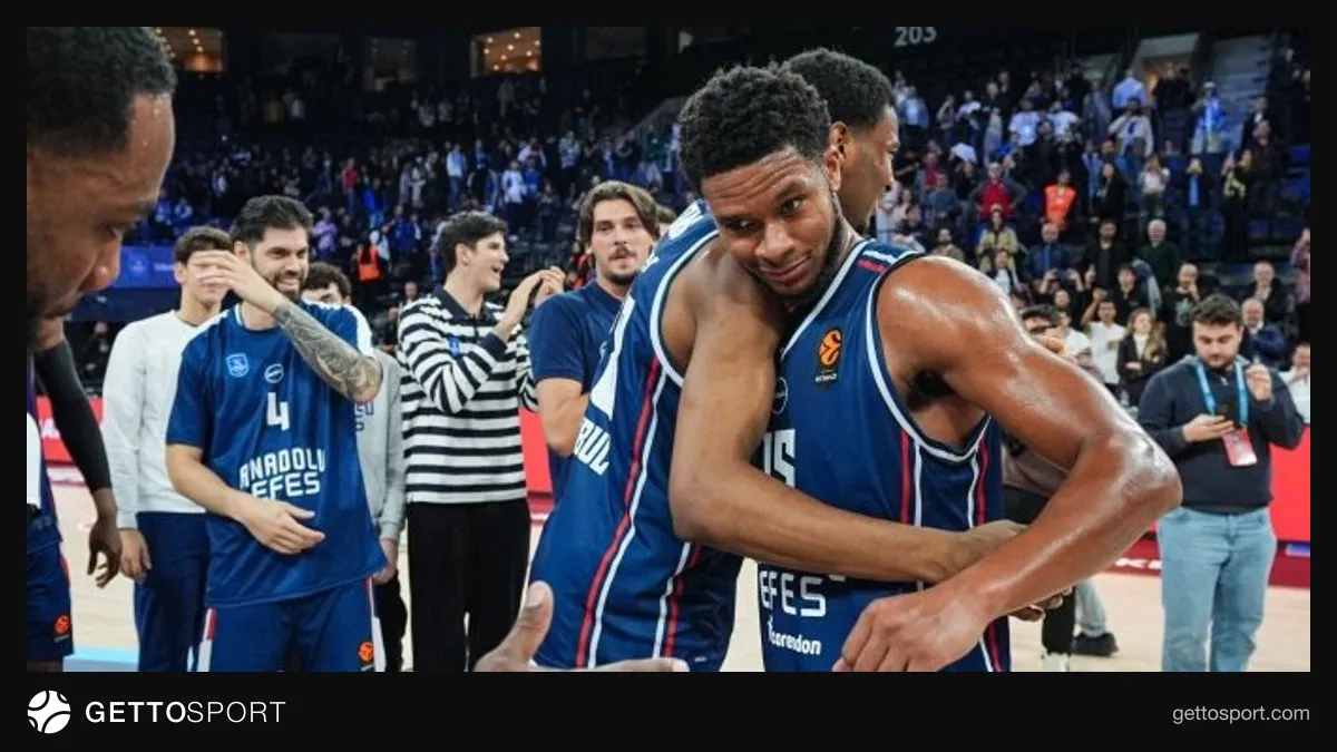 Anadolu Efes oyuncuları maç öncesi ısınmada, arka planda Sunela Arena