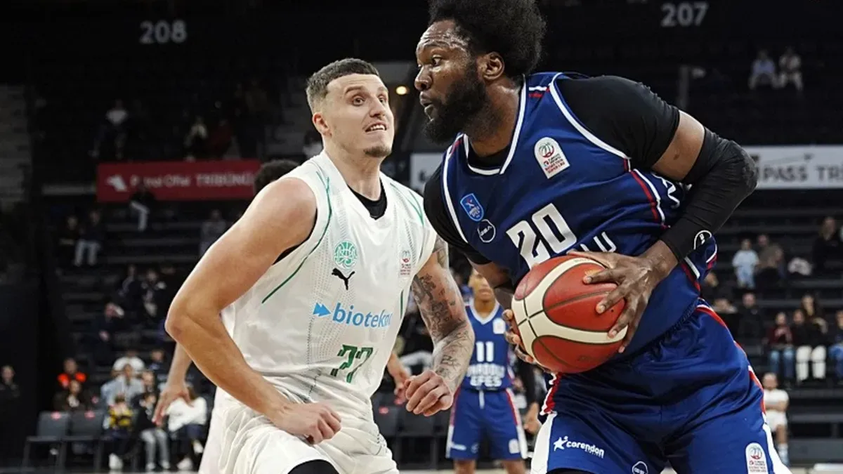 Anadolu Efes oyuncuları maç öncesi ısınırken