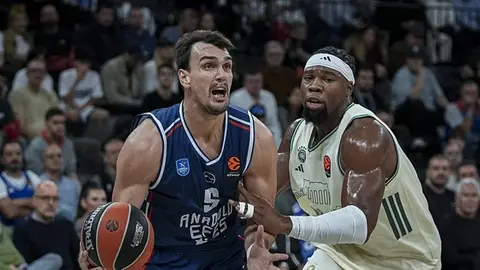 Anadolu Efes oyuncuları Panathinaikos karşılaşmasında sahada mücadele ederken