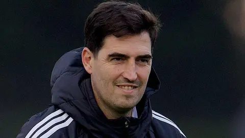 Andoni İraola stadionda mətbuat konfransı zamanı
