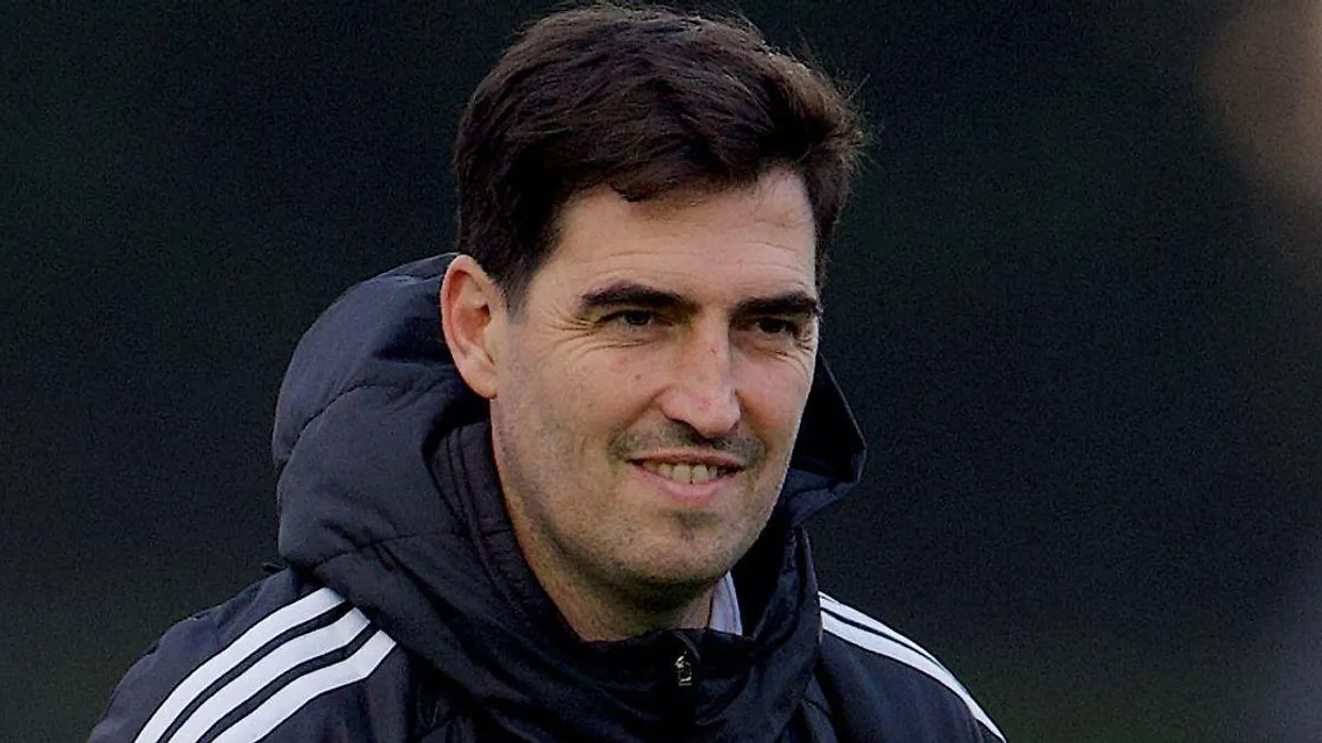 Andoni İraola stadionda mətbuat konfransı zamanı