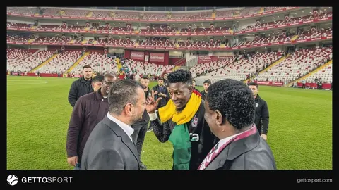 Trabzonspor formasıyla Andre Onana topa uzanarak kurtarış yaparken