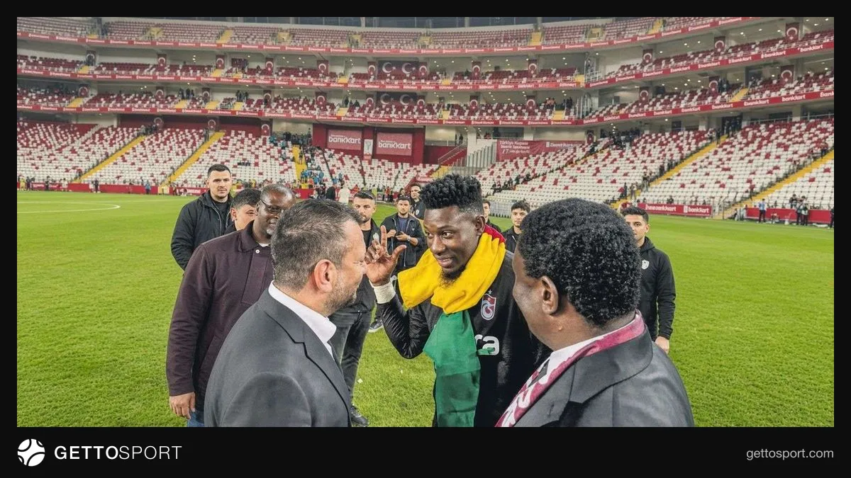 Trabzonspor formasıyla Andre Onana topa uzanarak kurtarış yaparken