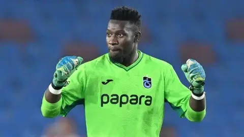 Trabzonspor formasıyla Andre Onana kale önünde topu tutuyor
