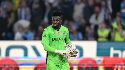 Andre Onana formasıyla topa bakarken kale önü görüntüsü