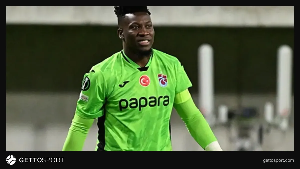 Andre Onana penaltıyı kurtururken kulübedeki antrenör ve yedek kaleci sevinç gösteriyor