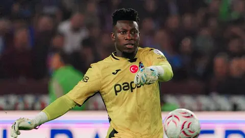 Andre Onana takım kıyafetiyle sahadan çıkan bir futbolcu görüntüsü