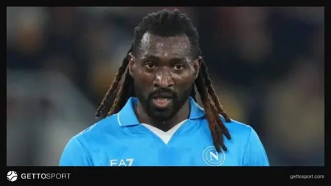 Andre Zambo Anqissa məşq zamanı top üzərində