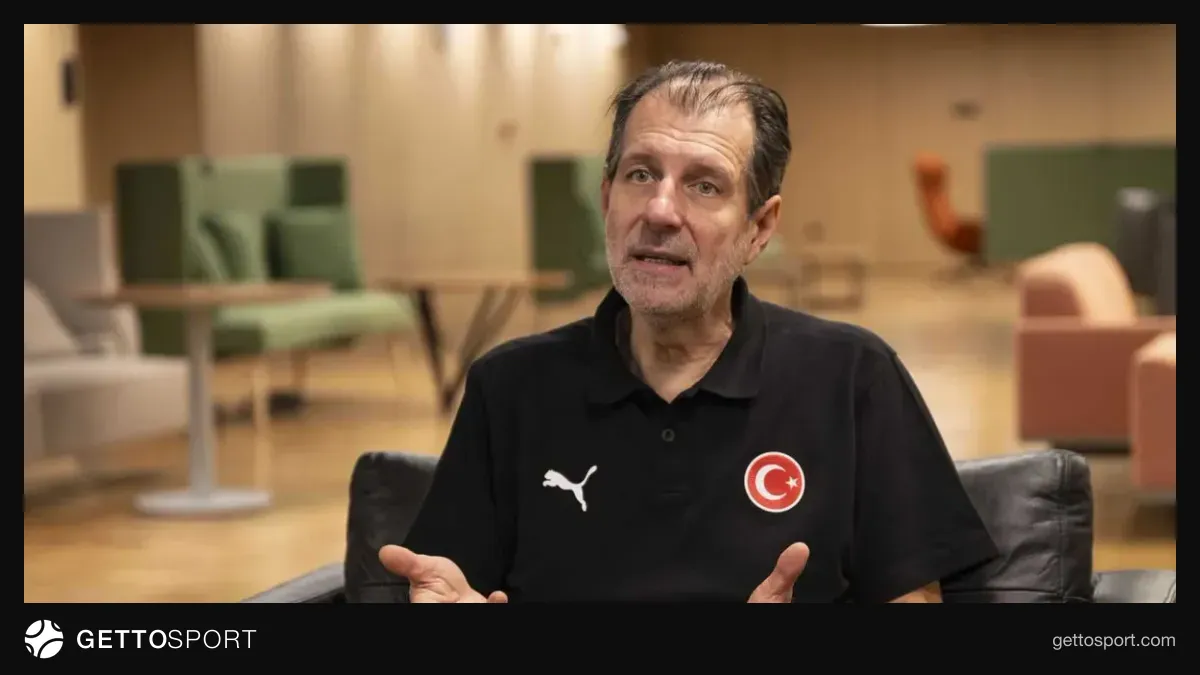 Andrea Mazzon TBF logosu önünde basın açıklaması yaparken