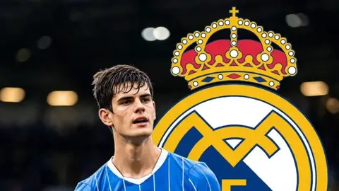 Brighton-un Andres ilə bağlı təqdimatı zamanı futbolçunun topu ilə görüntüsü
