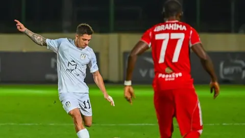 Andrey Draqu Şəfa klubunun formasında, müsahibə və ya məşq zamanı