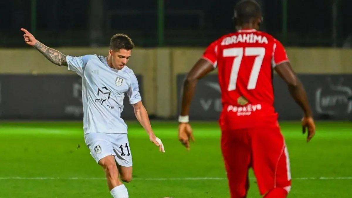 Andrey Draqu Şəfa klubunun formasında, müsahibə və ya məşq zamanı
