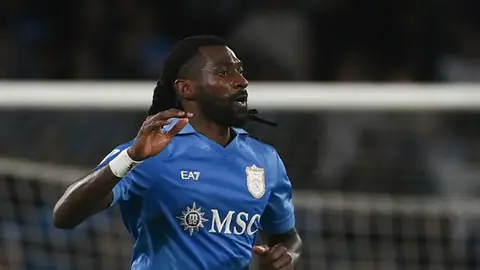 Zambo Anguissa formasıyla saha görüntüsü