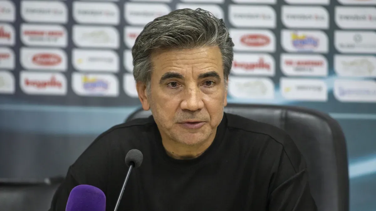 Antalyaspor teknik direktörü Osman Özköylü basın toplantısında konuşurken