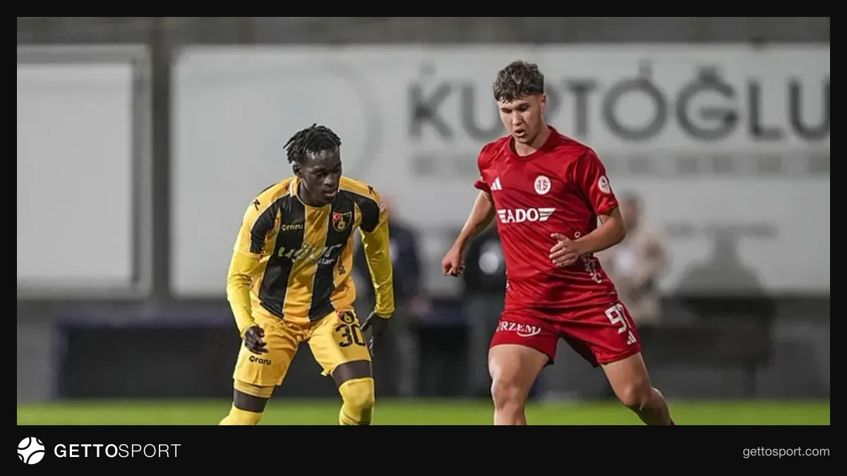 Antalyaspor oyuncuları galibiyeti kutlarken, maçtan bir an