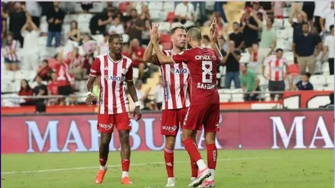 Antalyaspor tesislerinin dış cephesi ve ekipmanlarla karanlıkta kalan bölüm