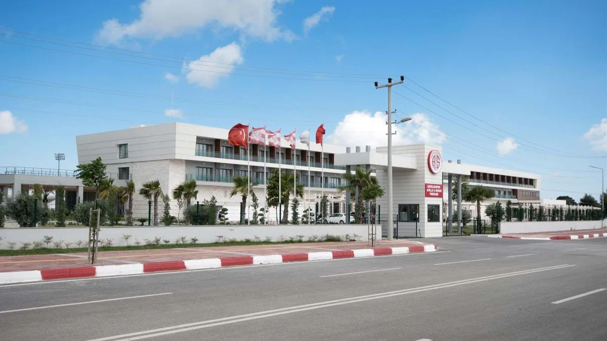 Antalyaspor tesislerinin gece karanlıkta dış görüntüsü