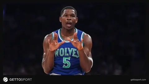 Anthony Edwards Timberwolves formasıyla saha kenarında konuşuyor