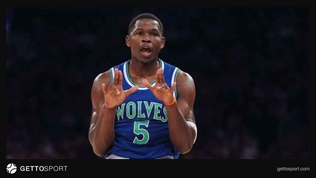 Anthony Edwards Timberwolves formasıyla saha kenarında konuşuyor