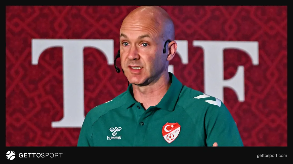 Anthony Taylor sahada maç atama belgelerini incelerken