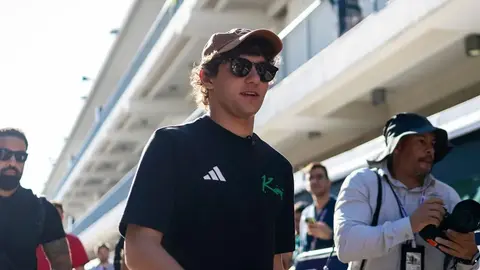 Kimi Antonelli bolidinin yanında hovuzluq ilə Ostin trasında