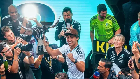 Antonelli podiumda bayraq arxasında qələbəni qeyd edir