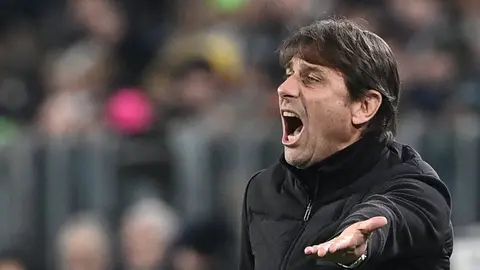 Antonio Conte basın toplantısında konuşurken