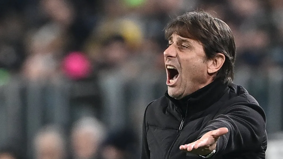 Antonio Conte basın toplantısında konuşurken