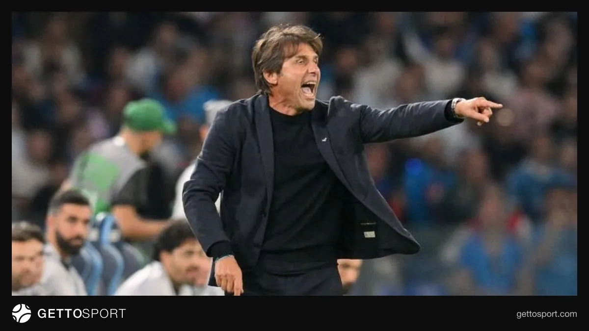 Antonio Conte takım elbise ile kamera karşısında konuşurken