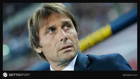 Antonio Conte takım elbise içinde saha kenarında düşünceli görüntü
