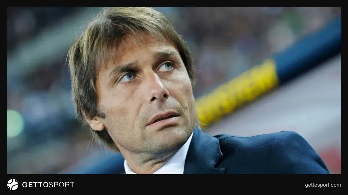 Antonio Conte takım elbise içinde saha kenarında düşünceli görüntü