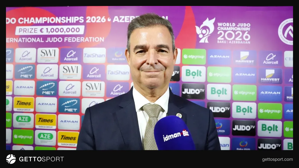 Antonio Kastro tribunada və ya müsahibədə danışarkən