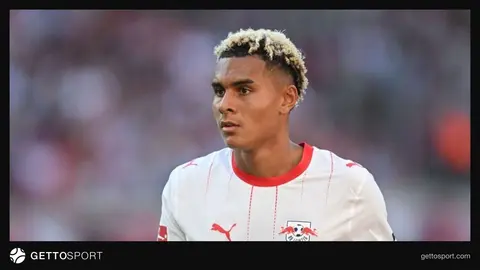 Antonio Nusa qol sevinci ilə topa yaxınlaşır