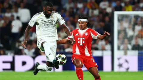 Antonio Rüdiger ağ köynəkdə top üçün mübarizə aparır