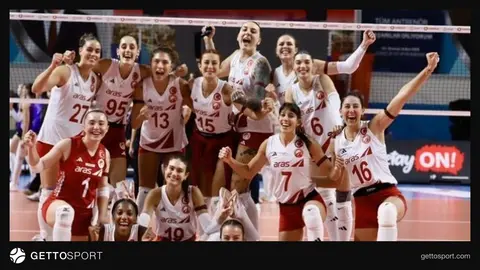 Aras Kargo voleybol takımı oyuncuları maç sırasında file önünde
