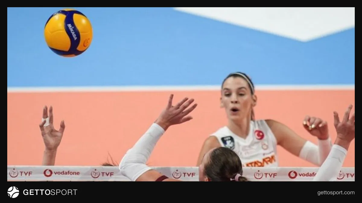 Aras Kargo voleybol takımı oyuncuları maçta sevinç yaşarken