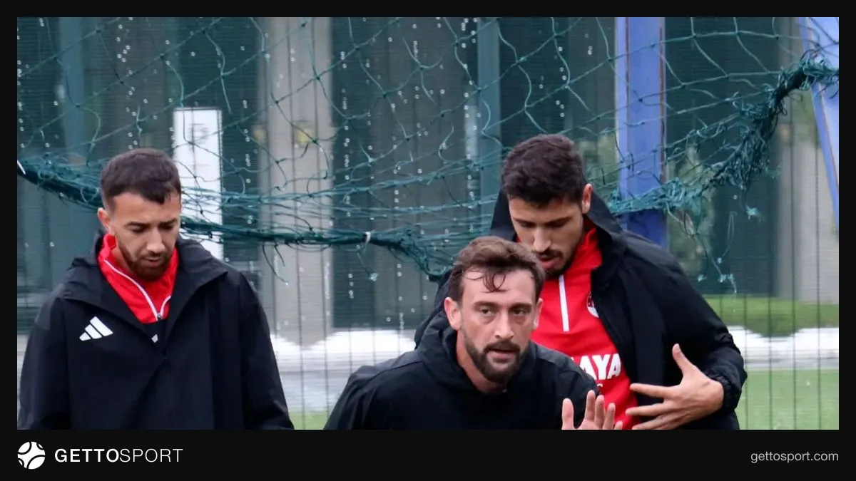 Araz-Naxçıvan futbolçuları məşqdə, stadion fonunda