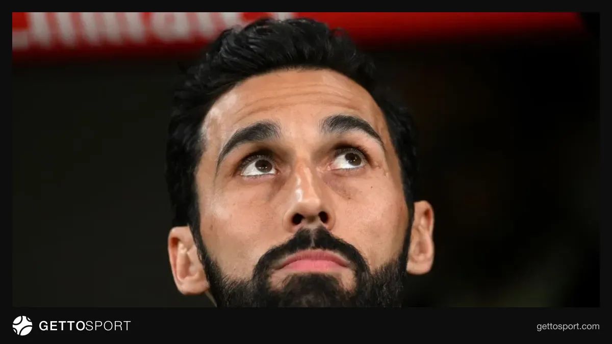Alvaro Arbeloa mətbuat konfransında mikrofon arxasında danışır