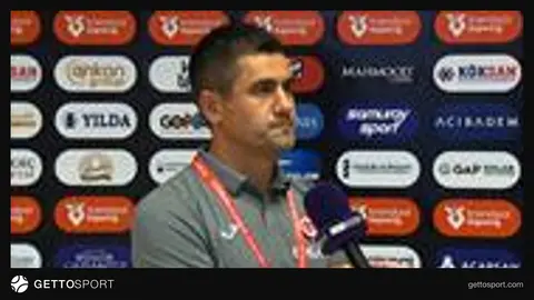 Arca Çorum FK teknik sorumlusu Hüseyin Çayır saha kenarında konuşuyor